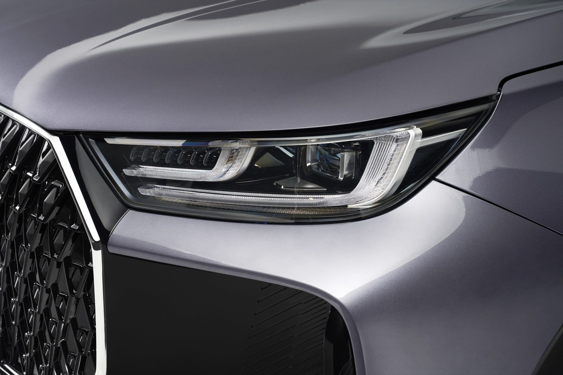 Descripción del sofisticado faro del SUV Ebro S700, que destaca por su diseño moderno y eficiente.