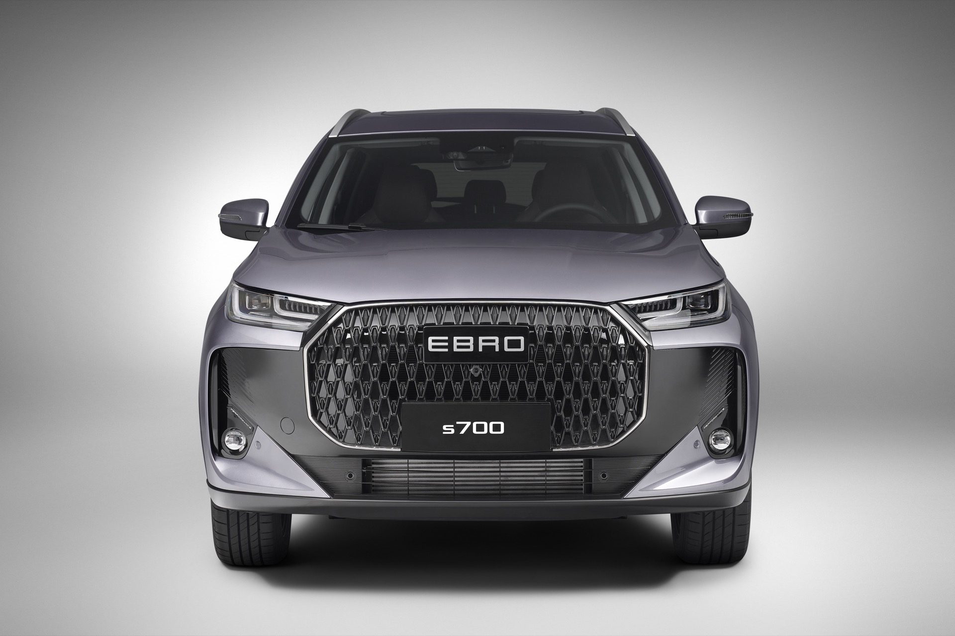 Frontal del Ebro S700 2025, con un diseño robusto y distintivo.