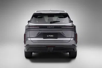 Vista trasera del Ebro S700, un SUV español con estilo moderno.