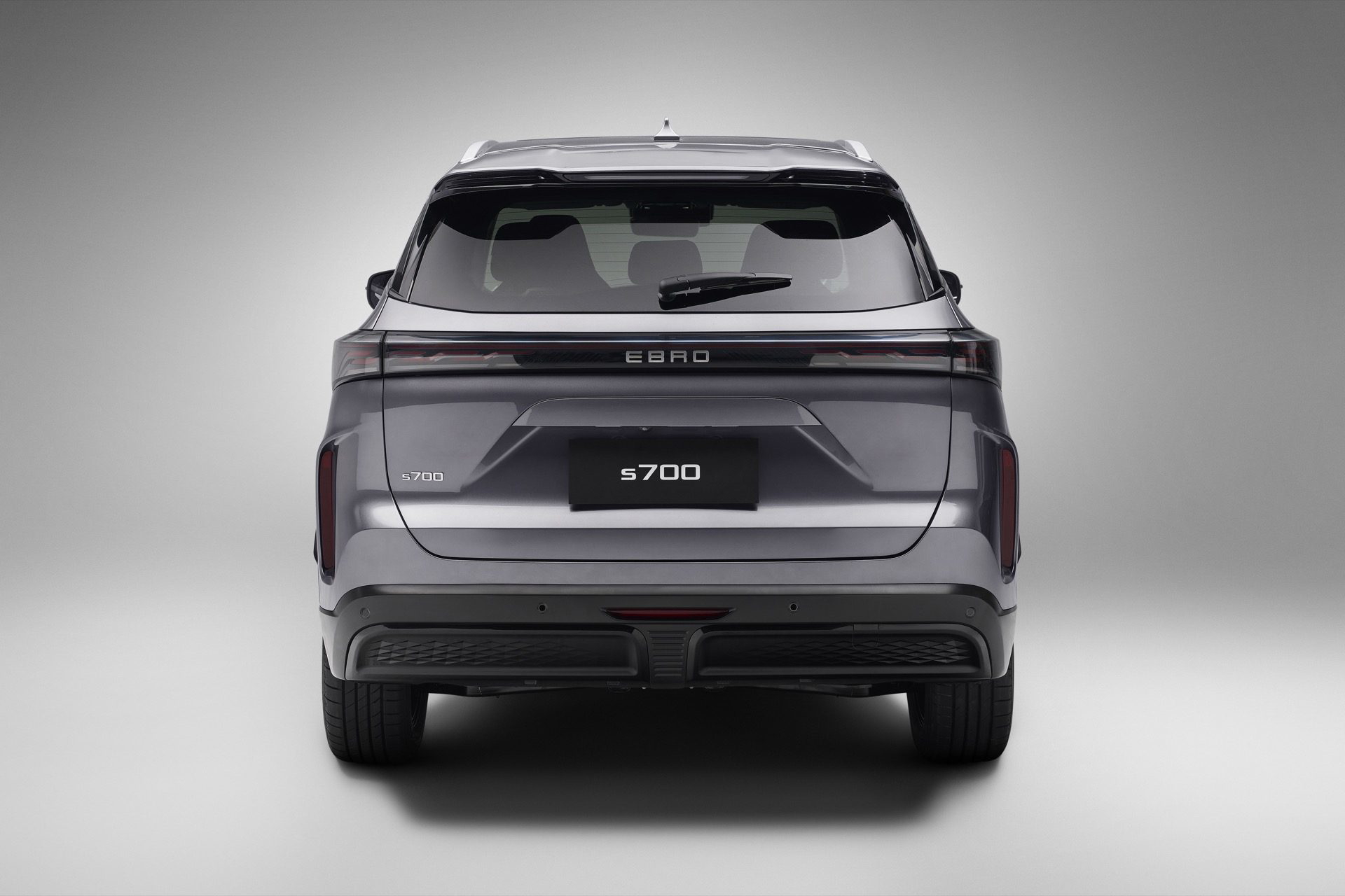 Vista trasera del Ebro S700, un SUV español con estilo moderno.