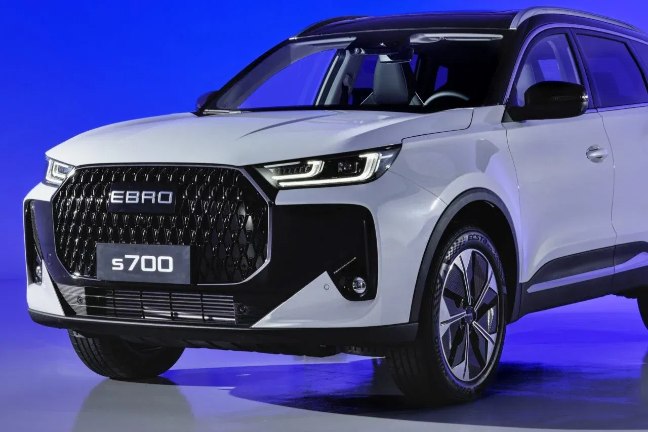 El SUV más asequible de Ebro destaca por su diseño moderno y calidad interior. El SUV más asequible de Ebro destaca por su diseño moderno y calidad interior.