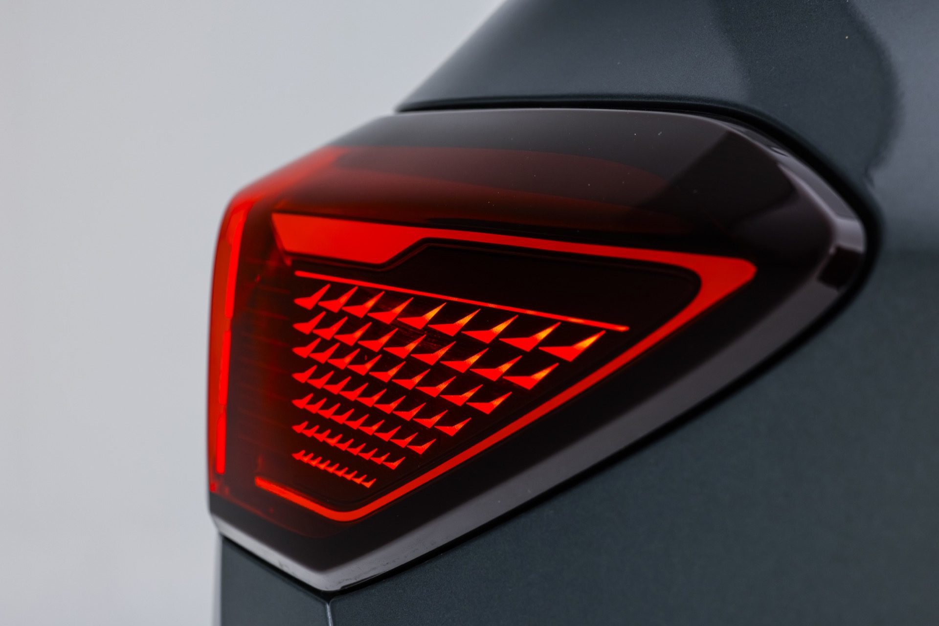 Detalle de la óptica trasera del SUV, destacando su diseño moderno y distintivo.