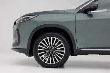 Vista lateral del SUV español, destacando sus líneas modernas y sofisticadas.