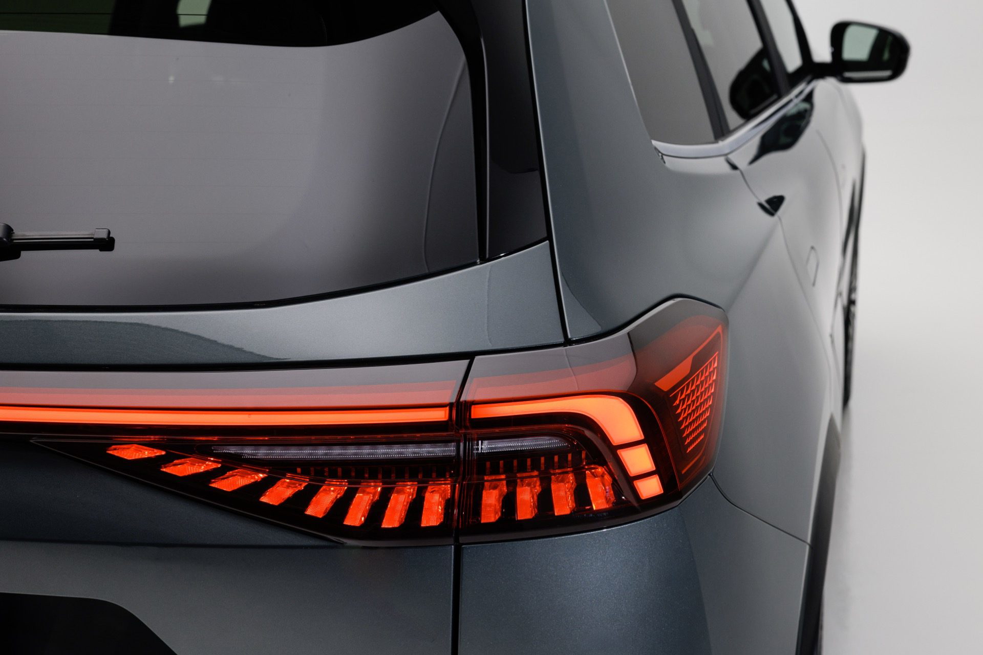 Vista trasera del SUV, destacando sus ópticas y diseño moderno.