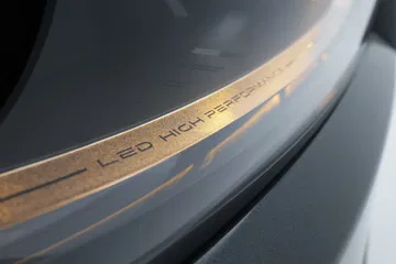 Vista detallada del faro LED, resaltando su sofisticación y tecnología.