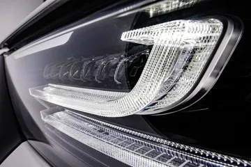 Primer plano de las luces LED que adornan el SUV español, destacando su tecnología avanzada.