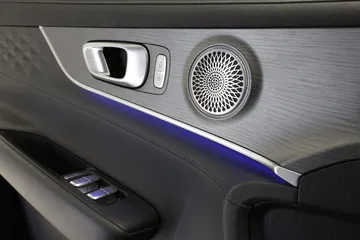 Vista del interior con acabados elegantes y sistema de sonido de alta calidad.