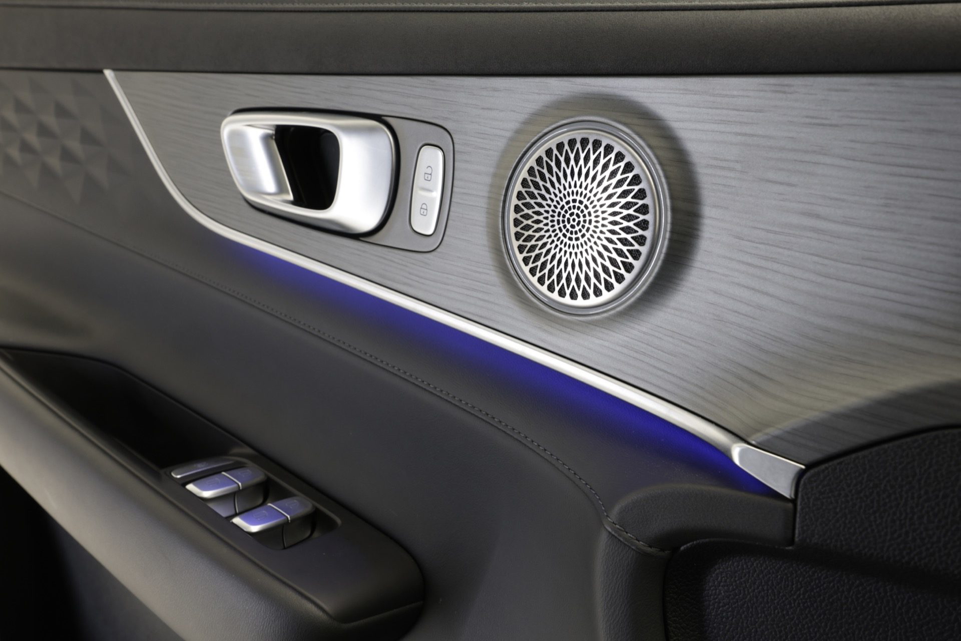 Vista del interior con acabados elegantes y sistema de sonido de alta calidad.