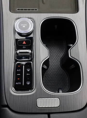 Detalles del sistema de climatización y soporte de bebidas en el SUV.