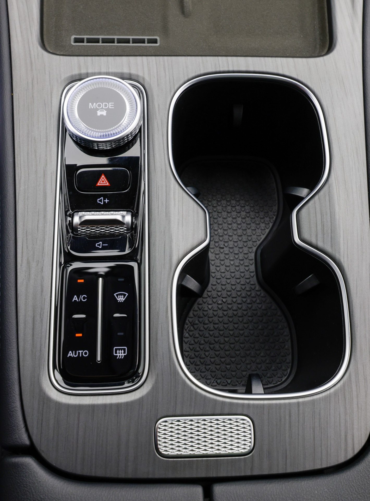 Detalles del sistema de climatización y soporte de bebidas en el SUV.