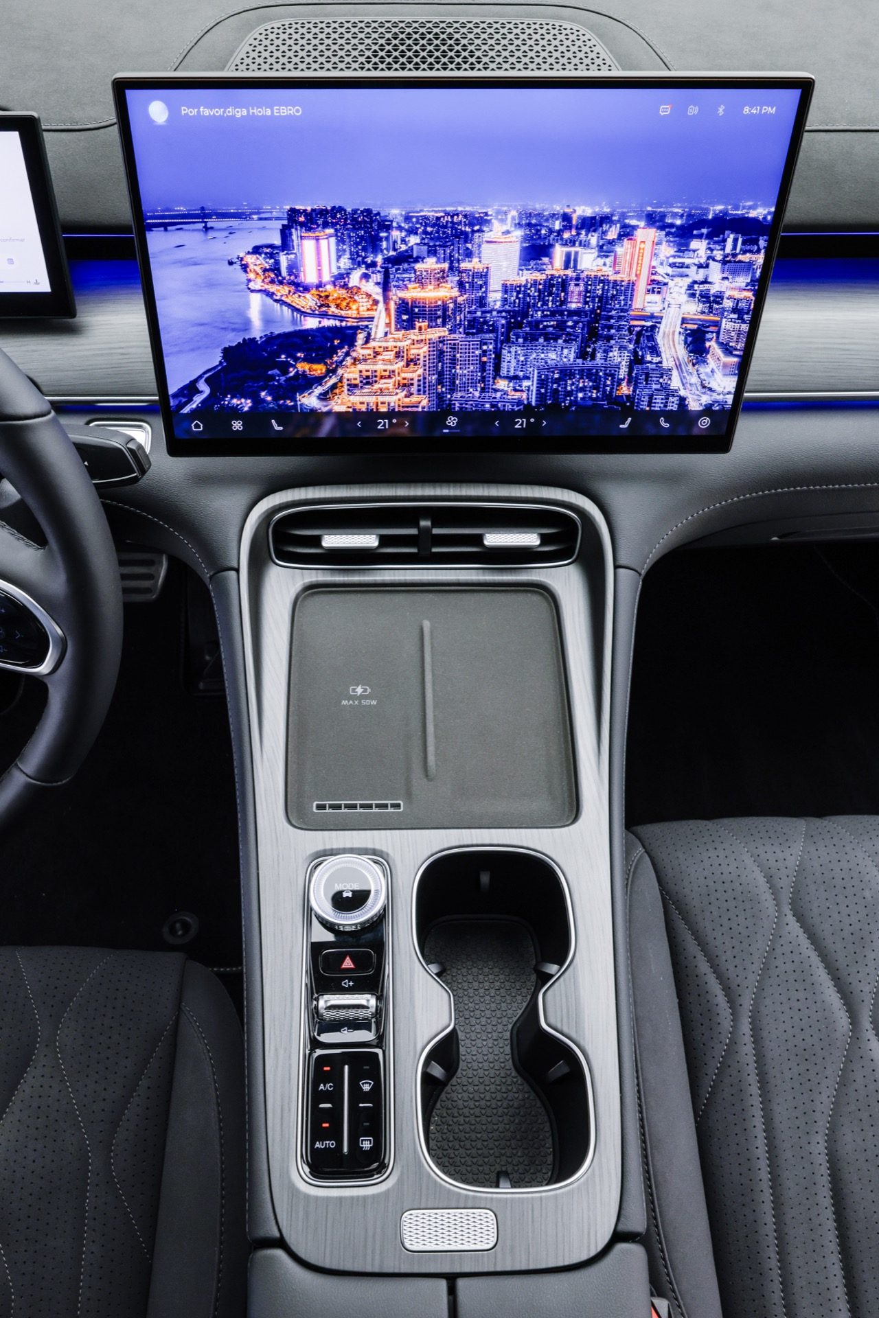Espacio central moderno con pantalla digital y consola ergonómica.