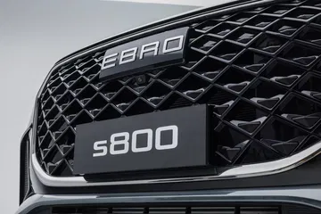 El Ebro S800 destaca por su diseño frontal moderno y robusto, ideal para el uso familiar.