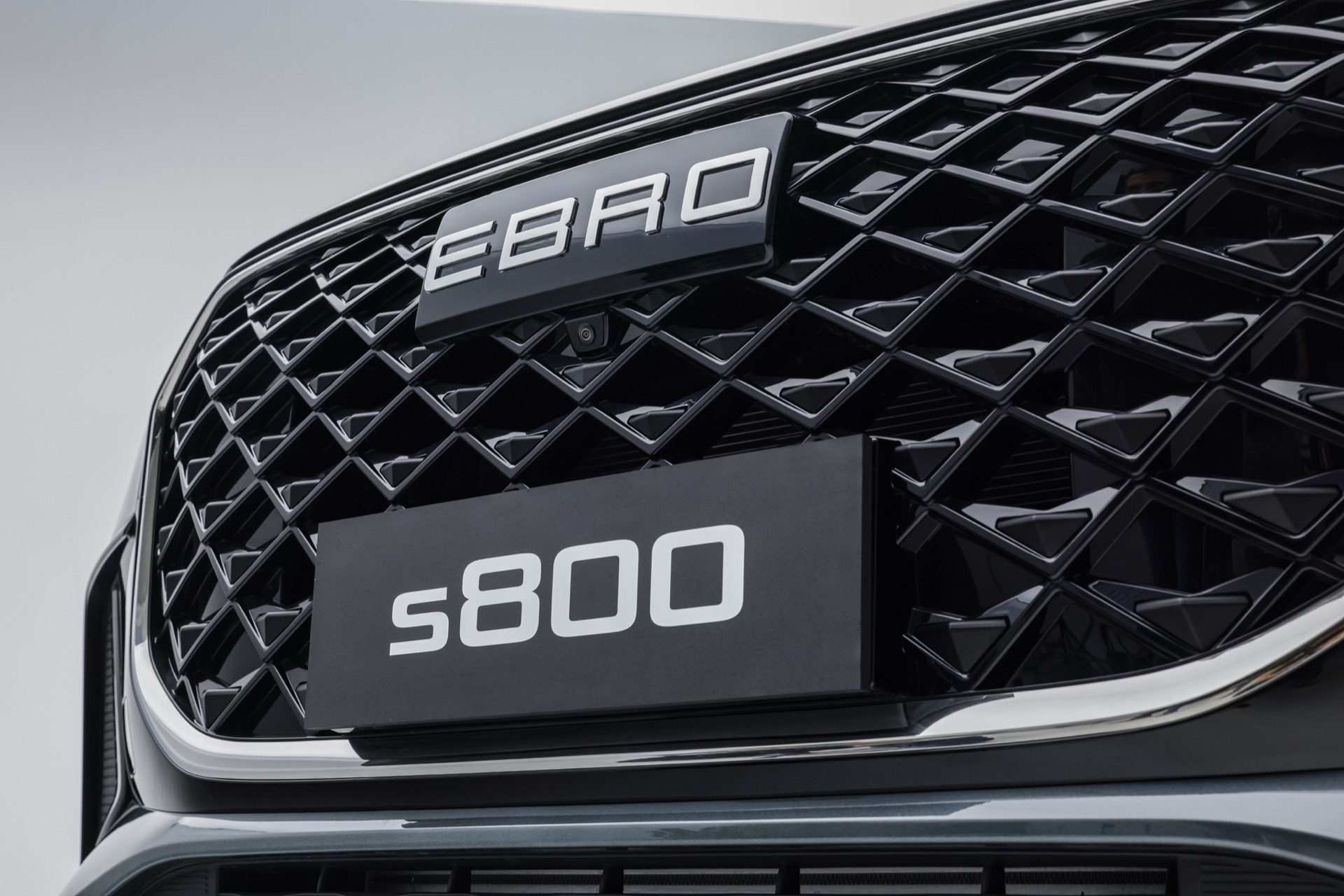 El Ebro S800 destaca por su diseño frontal moderno y robusto, ideal para el uso familiar.