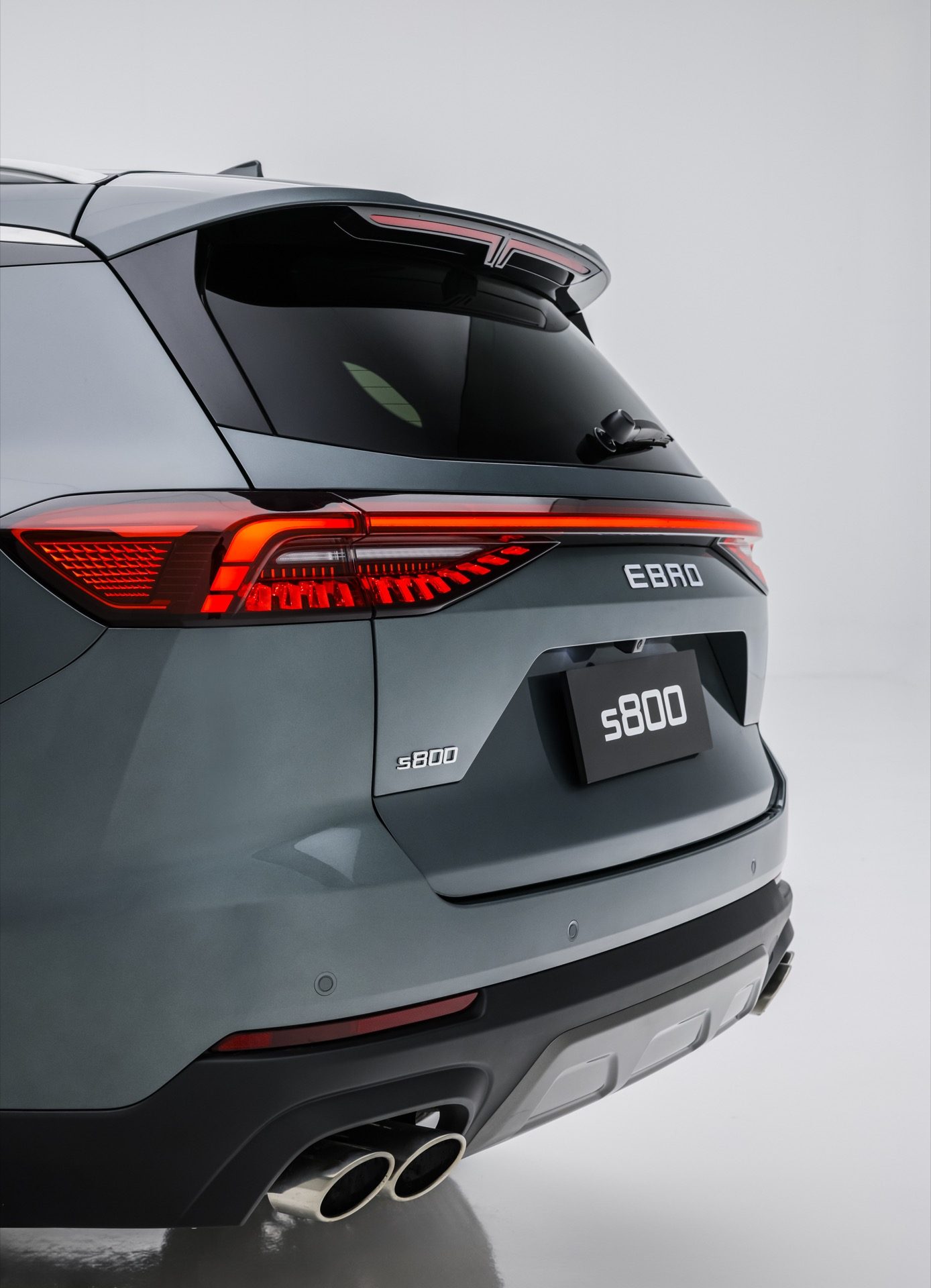 Vista trasera del Ebro S800, un SUV español con diseño moderno y tecnología avanzada.