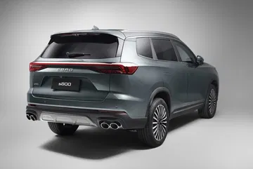 Vista lateral y trasera del Ebro S800, un SUV español elegante y robusto.