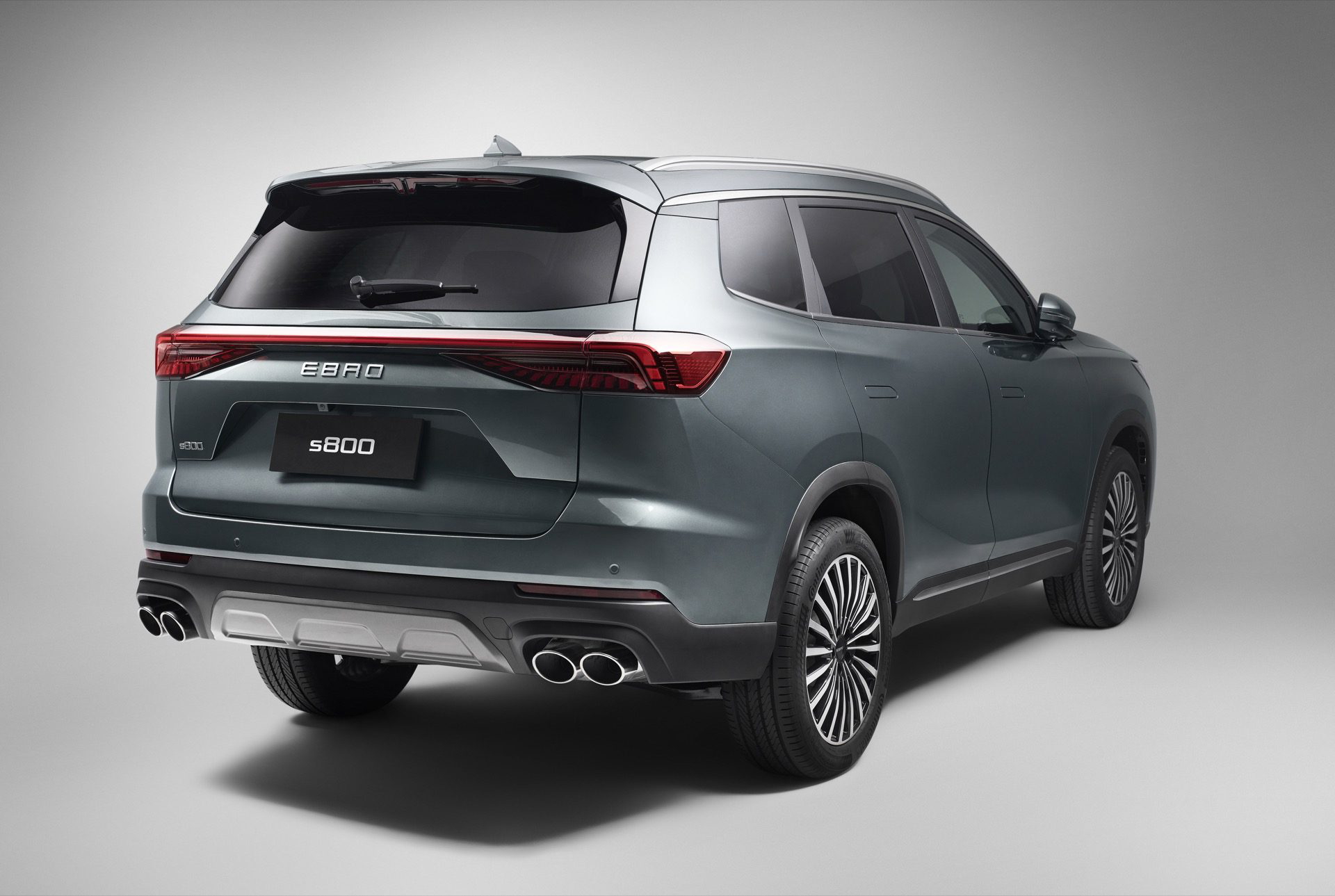 Vista lateral y trasera del Ebro S800, un SUV español elegante y robusto.