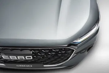 Vista frontal del nuevo Ebro S800, destacando su diseño moderno y sofisticado.