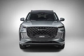 El Ebro S800 destaca por su imponente parrilla y diseño moderno.