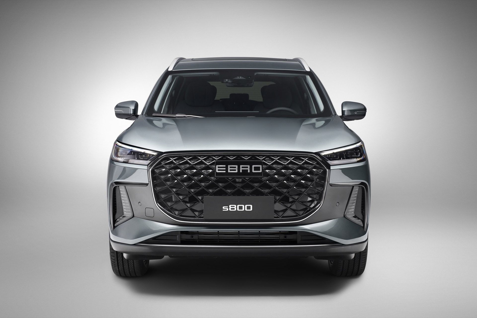 El Ebro S800 destaca por su imponente parrilla y diseño moderno.