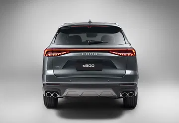 Vista trasera del Ebro S800, mostrando diseño moderno y acabado elegante.