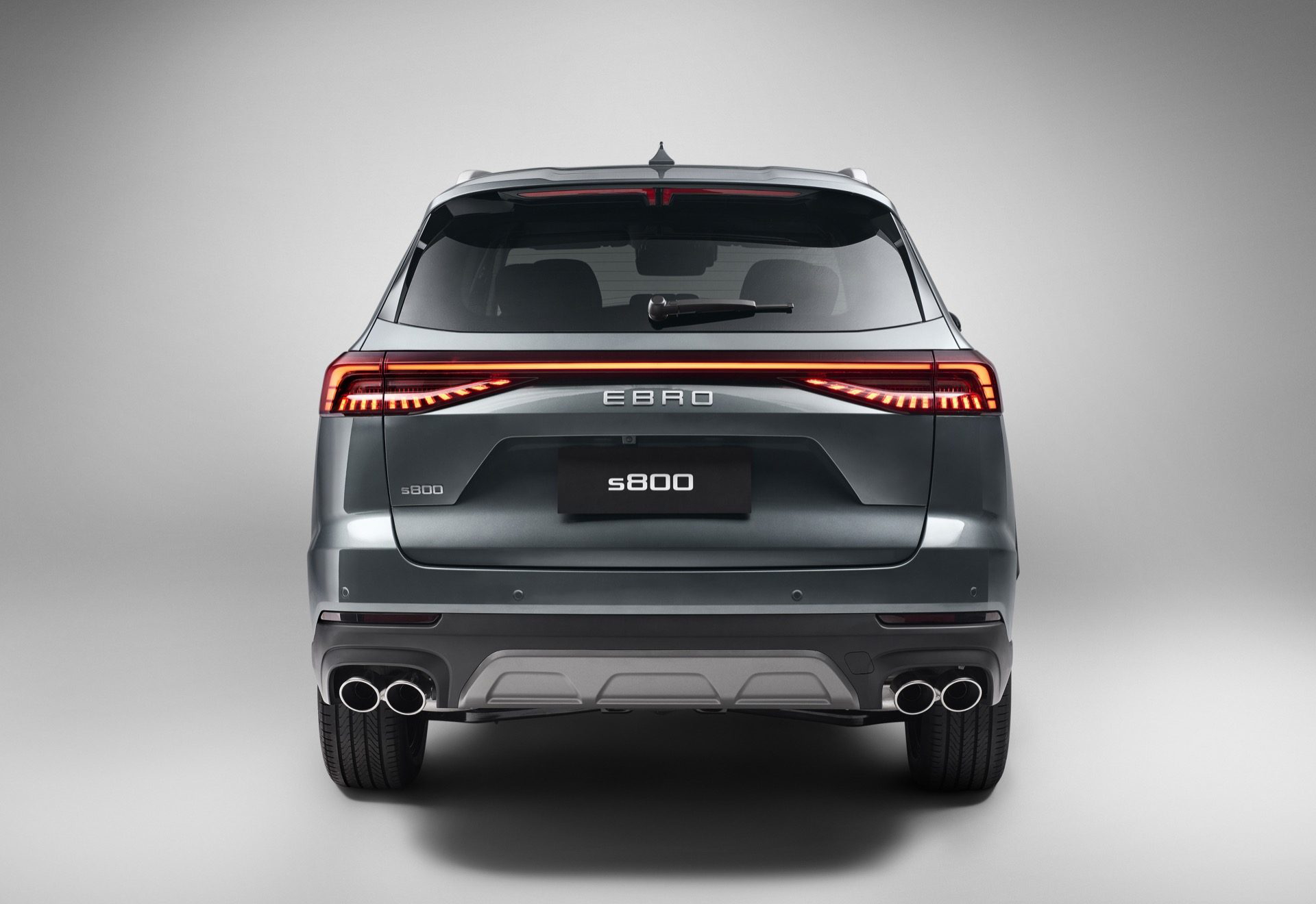 Vista trasera del Ebro S800, mostrando diseño moderno y acabado elegante.