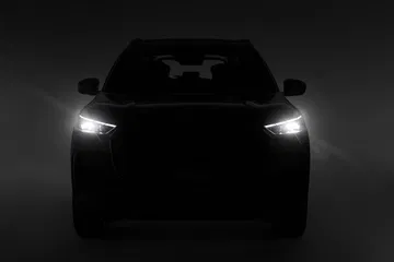 Vista frontal de un SUV diseñado en España, con estilo moderno y líneas aerodinámicas.