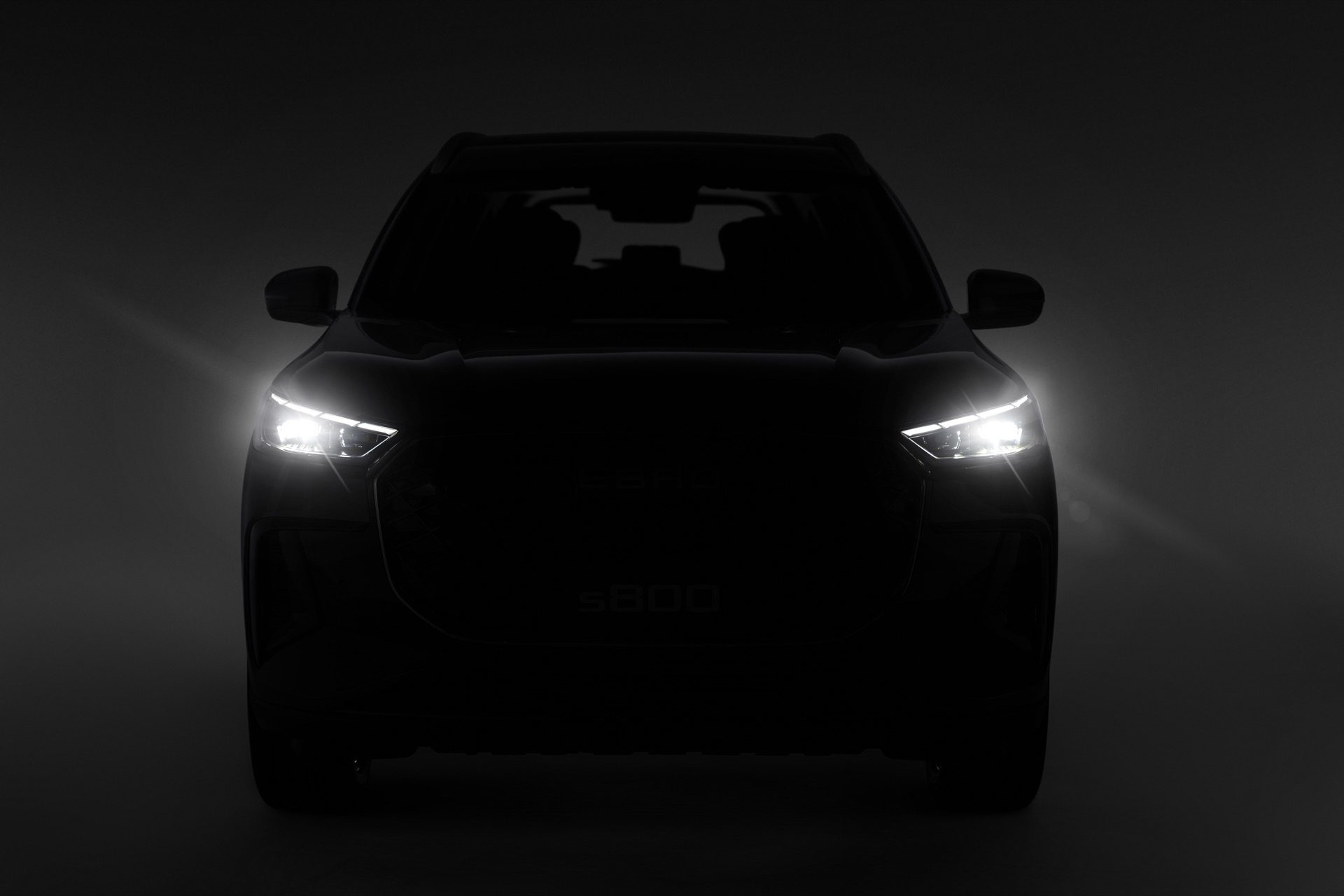 Vista frontal de un SUV diseñado en España, con estilo moderno y líneas aerodinámicas.