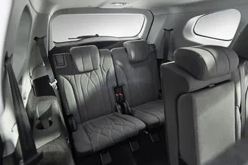 Amplio interior con 5 a 7 asientos, diseñado para la comodidad familiar.