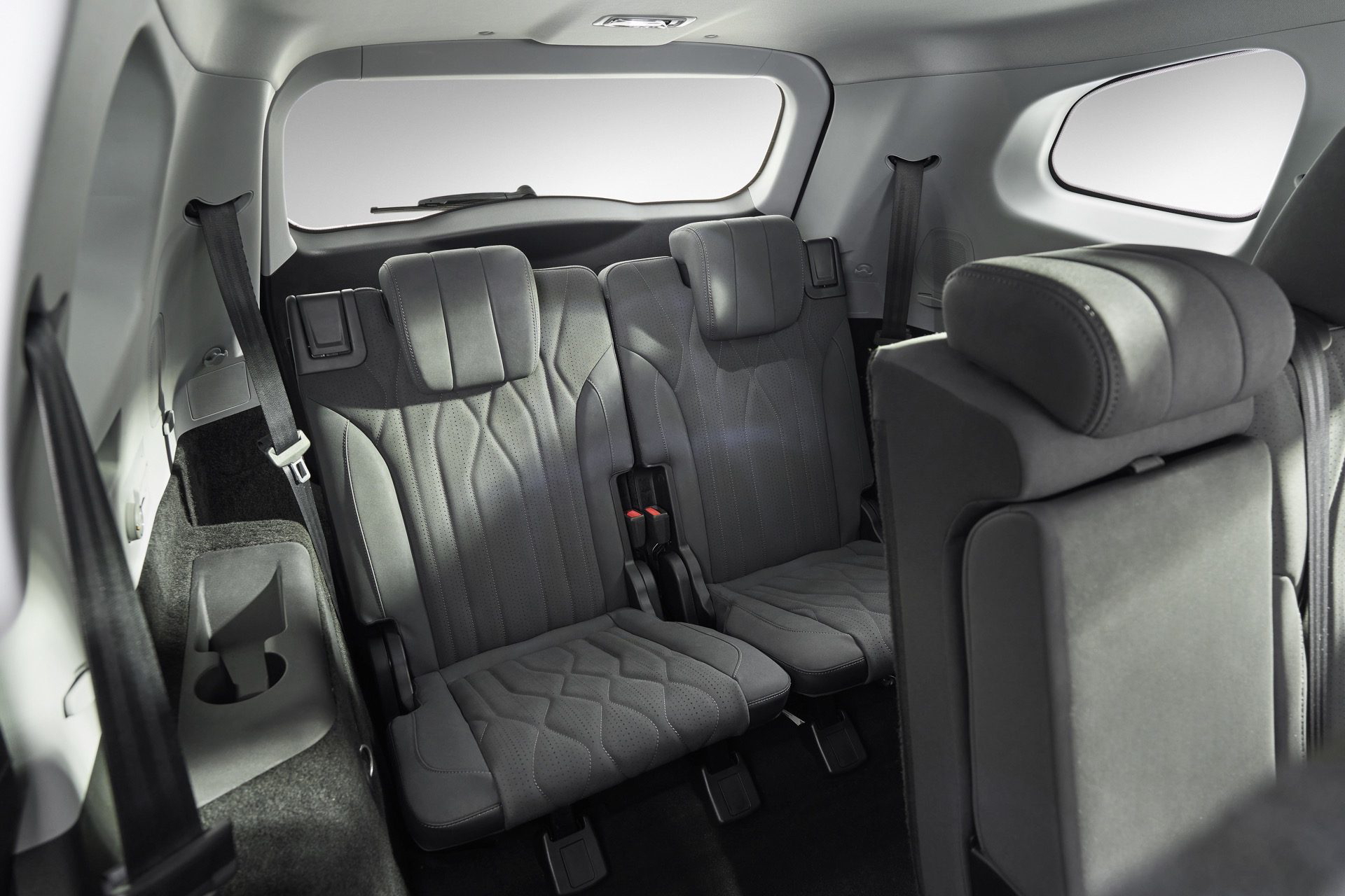 Amplio interior con 5 a 7 asientos, diseñado para la comodidad familiar.