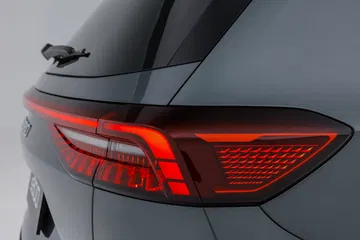 Vista trasera del SUV Ebro S800, destacando sus modernas luces LED.