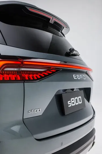 Vista trasera del Ebro S800, destacando su diseño elegante y moderno.