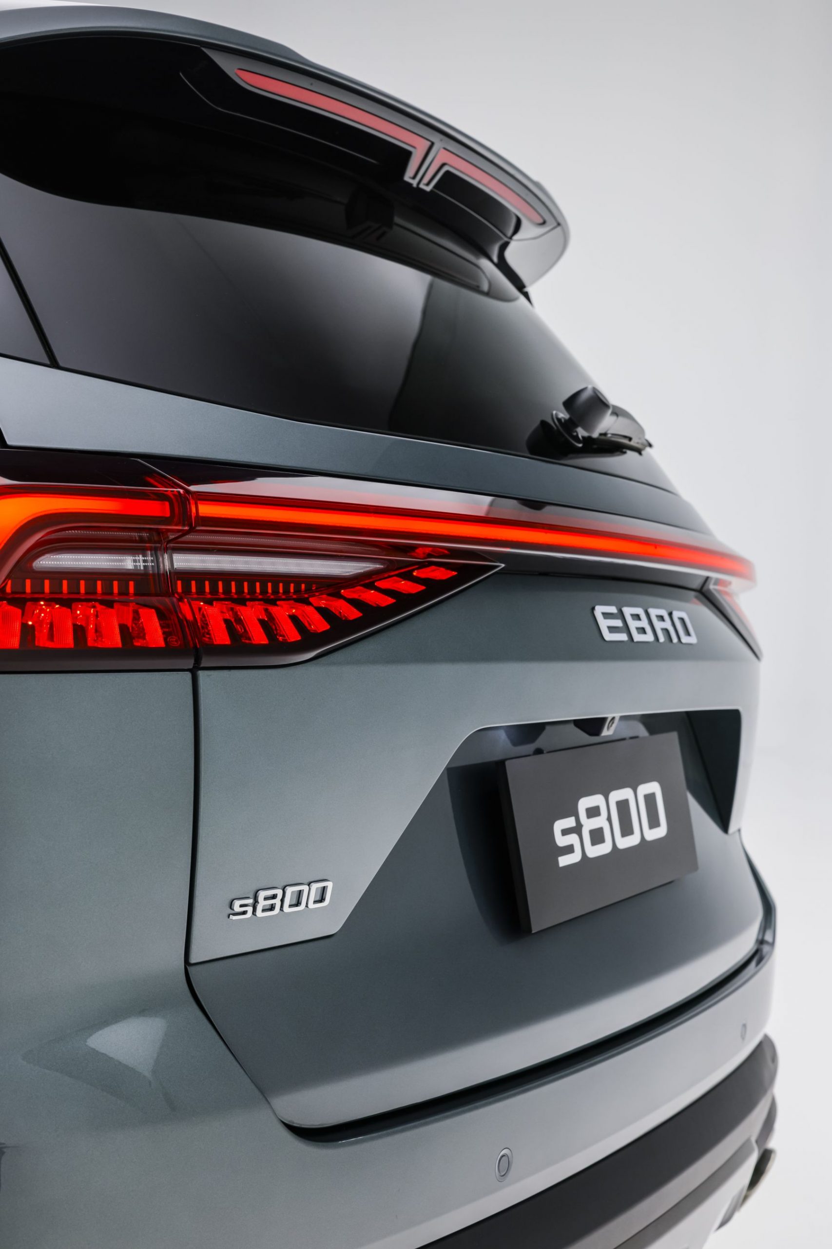 Vista trasera del Ebro S800, destacando su diseño elegante y moderno.