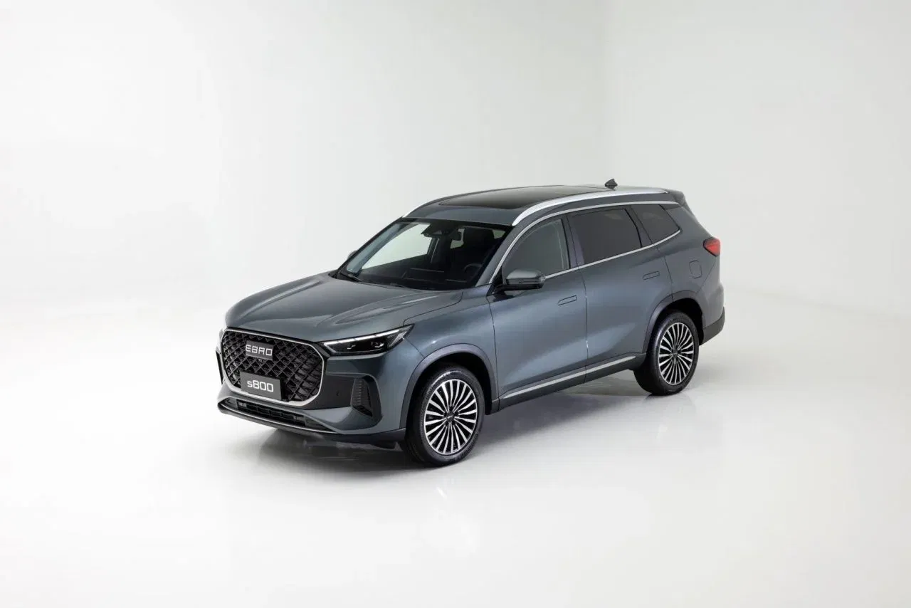 El SUV más grande de EBRO combina elegancia y funcionalidad con su diseño espacioso. El SUV más grande de EBRO combina elegancia y funcionalidad con su diseño espacioso.