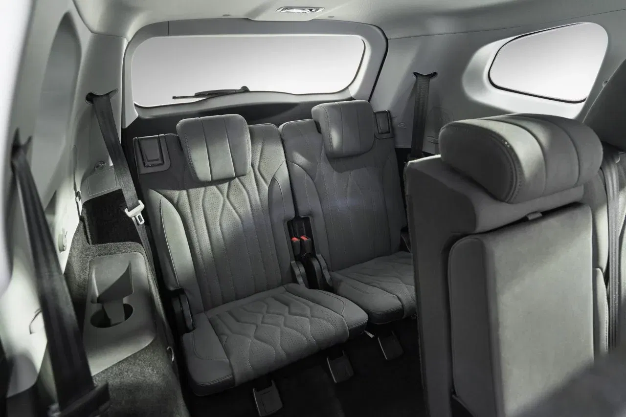 Interior del SUV Ebro S800 Luxury mostrando su espaciosa configuración de siete plazas. Interior del SUV Ebro S800 Luxury mostrando su espaciosa configuración de siete plazas.