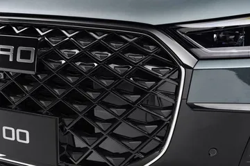 Primer plano de la parrilla del Ebro S800 Luxury, destacando su diseño elegante y llamativo.