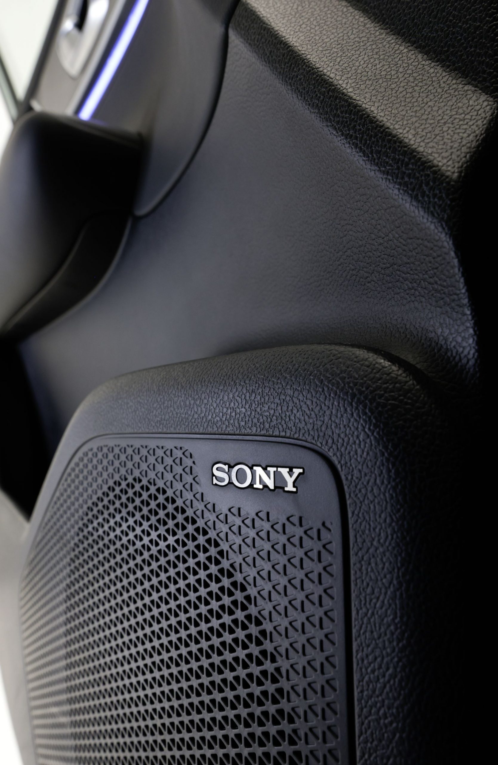 Detalle del sistema de audio Sony en el SUV Ebro S800 Luxury.