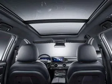 El interior del SUV chino destaca por su techo panorámico y comodidad. El interior del SUV chino destaca por su techo panorámico y comodidad.