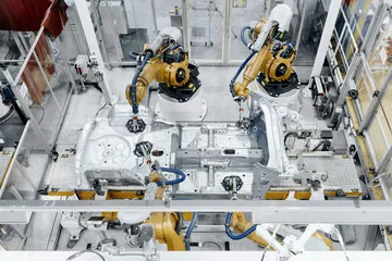 Vista panorámica de la línea de producción automatizada en Volkswagen.