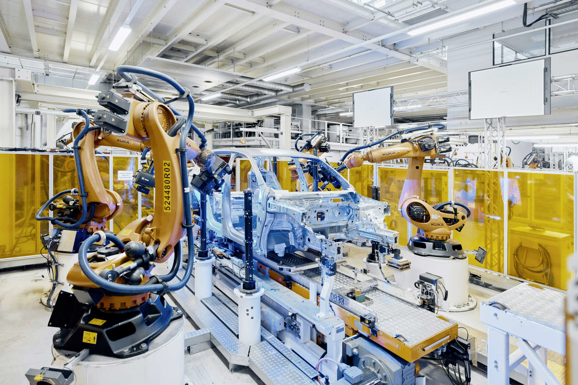 Instalaciones modernas de Volkswagen en Wolfsburgo, reflejando su capacidad industrial.