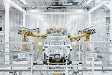 La imagen muestra el proceso de ensamblaje robotizado en la fábrica de Volkswagen.