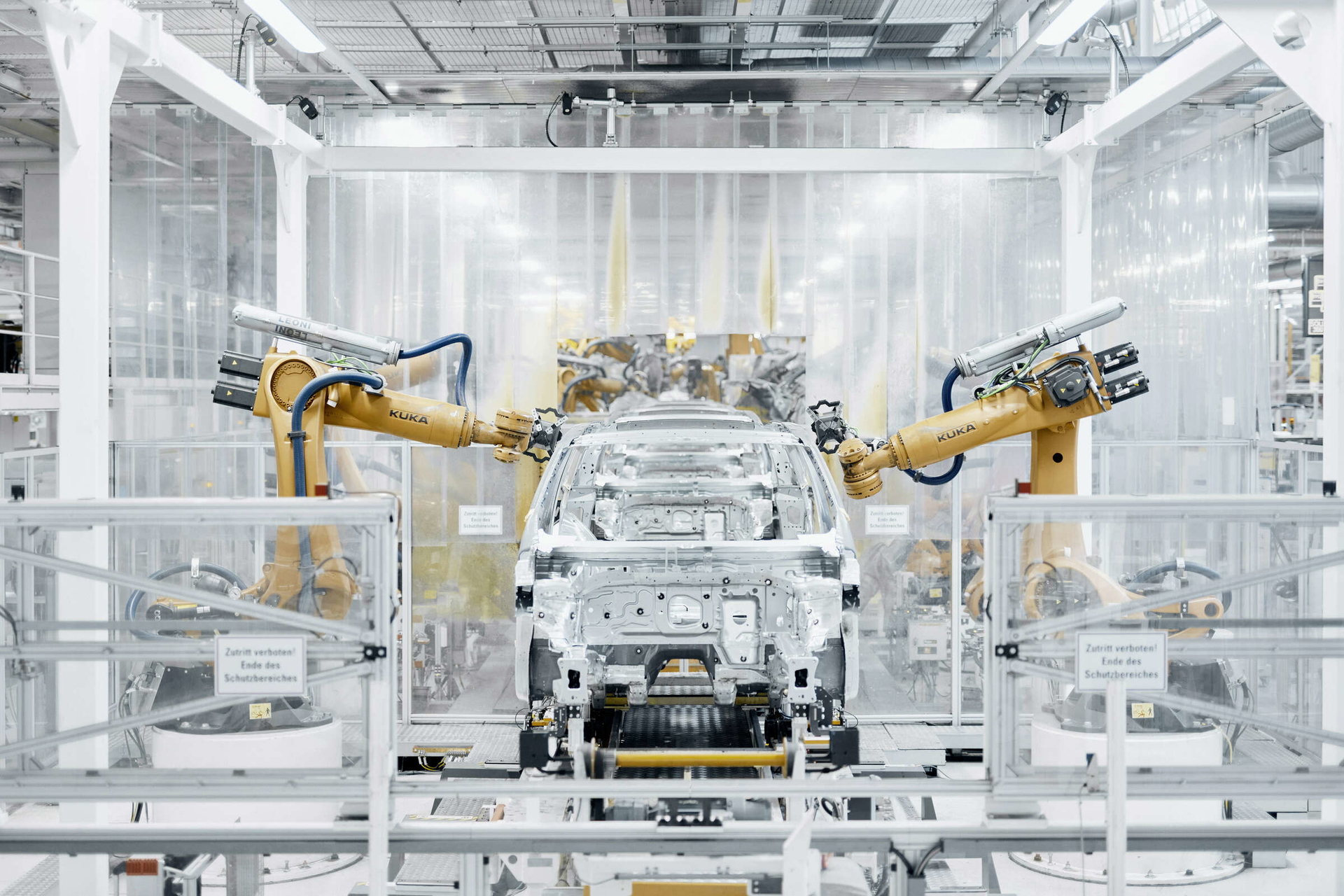 La imagen muestra el proceso de ensamblaje robotizado en la fábrica de Volkswagen.