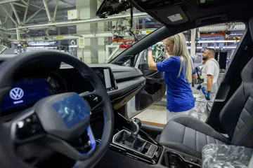 Vista del interior en la fábrica de Volkswagen, mostrando el proceso de ensamblaje.