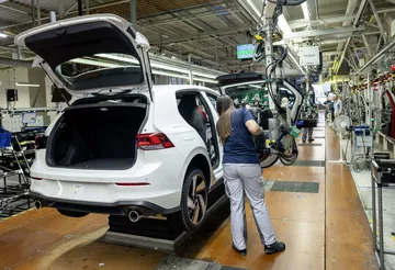 Vista de la línea de producción en la fábrica de Volkswagen en Wolfsburgo, mostrando un SUV en montaje.