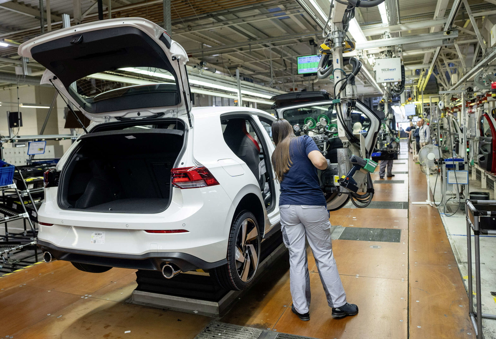 Vista de la línea de producción en la fábrica de Volkswagen en Wolfsburgo, mostrando un SUV en montaje.