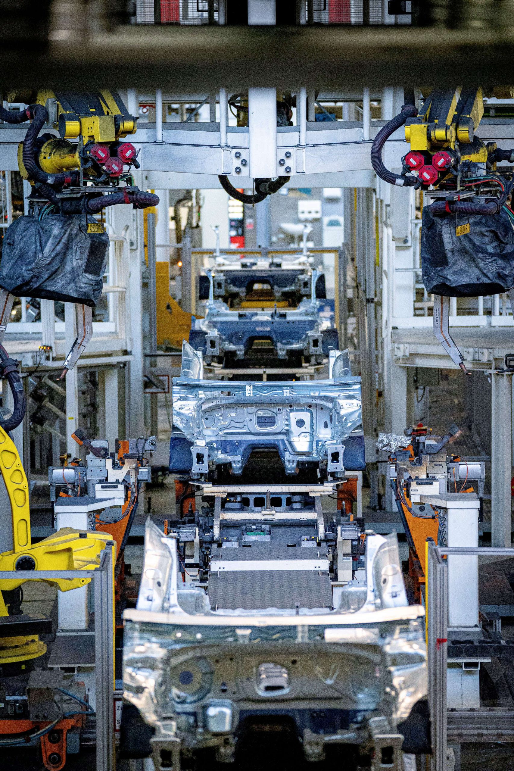 Proceso de ensamblaje en la fábrica de Volkswagen, vital para su producción.