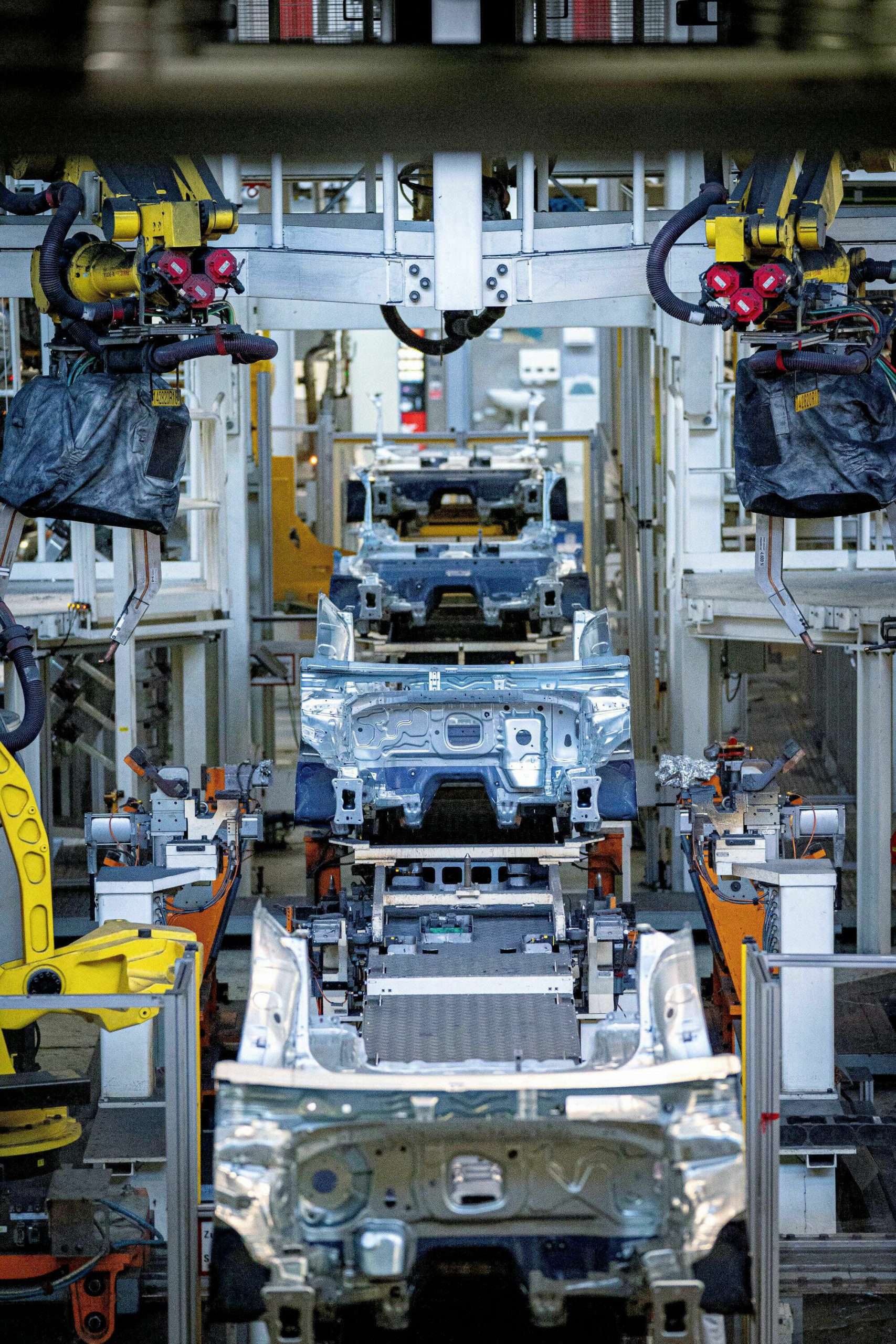 Vista del proceso de ensamblaje en la planta de Volkswagen en Wolfsburgo.
