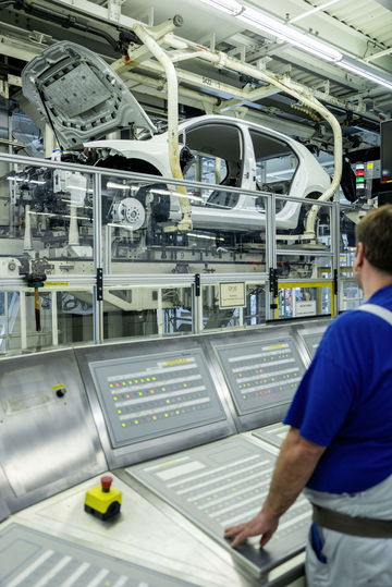 Vista del proceso de ensamblaje en la fábrica de Volkswagen en Wolfsburgo.