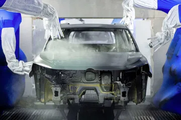 Vista del proceso de ensamblaje en la planta de Volkswagen, muestra la precisión y tecnología en su producción.