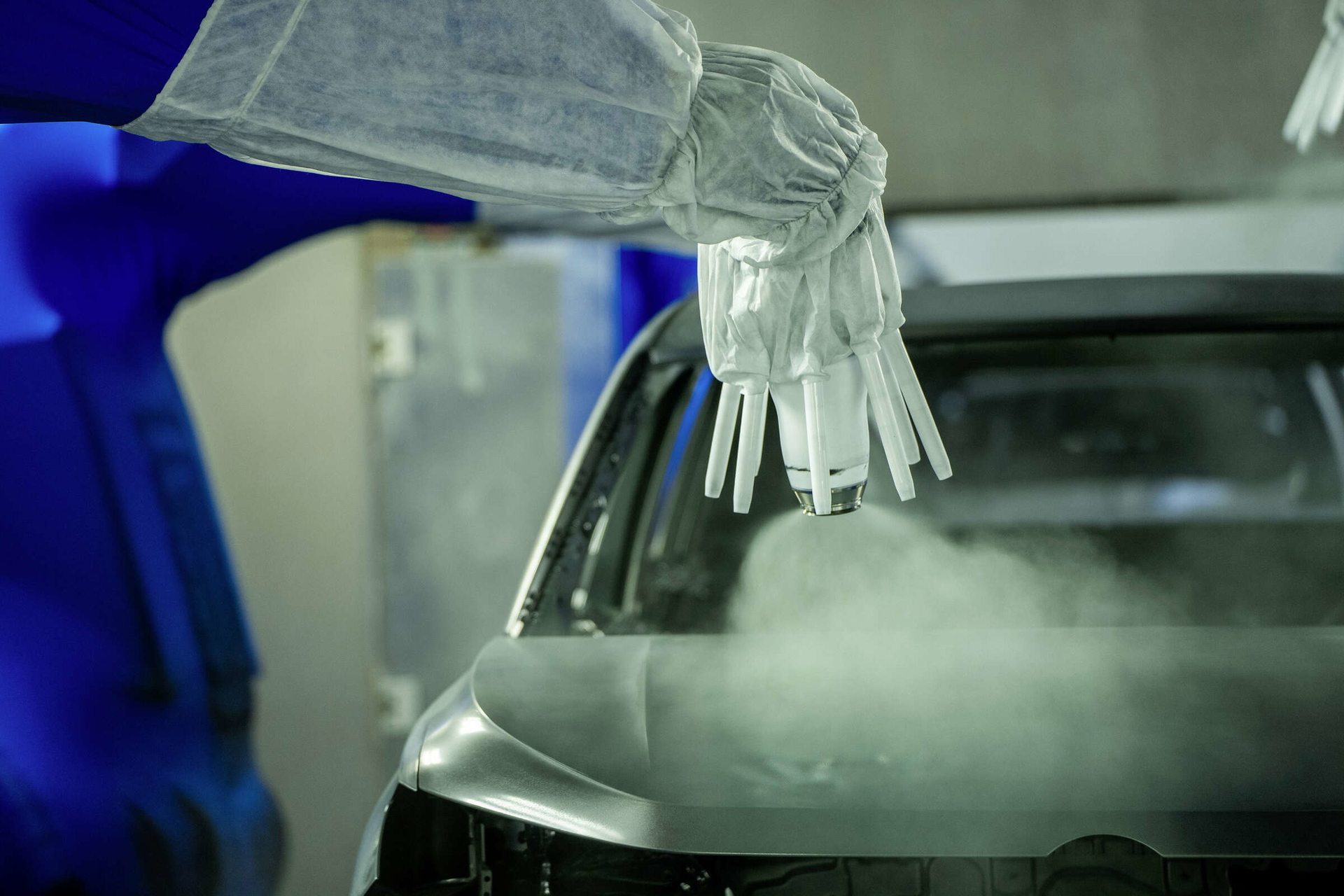 Imagen que muestra un robot en la línea de producción de Volkswagen.