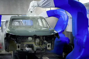 Proceso de pintura en la planta de Volkswagen en Wolfsburgo, mostrando el cuidado en la fabricación.